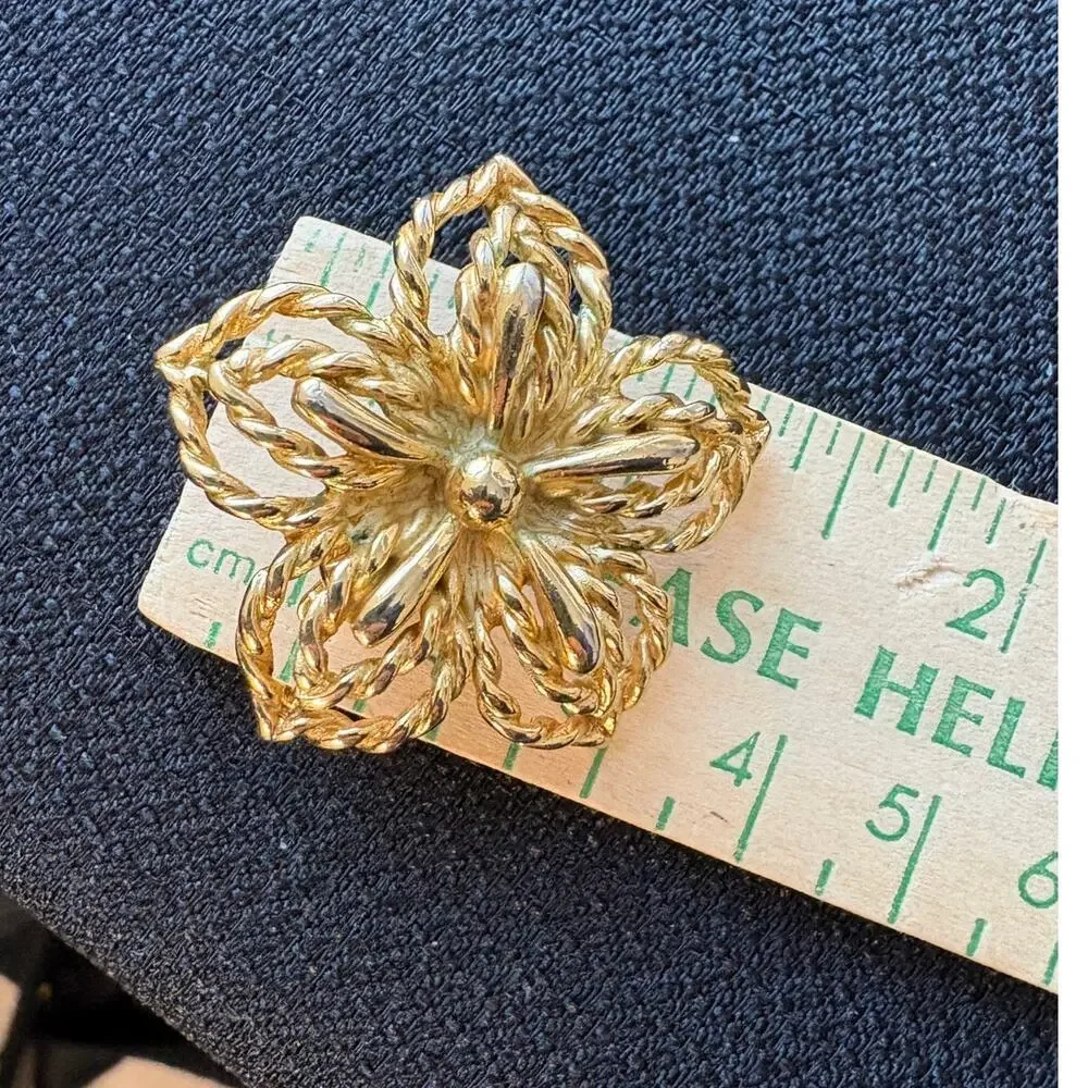 Vintage Trifari Gold Tone Clip On Flower Earrings